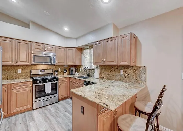 Cozy Getaway With King Bed, Bbq & Spacious Backyard