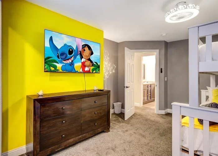 5Bdrm Lux Estate- Heated Pool And Neon Arcade Room