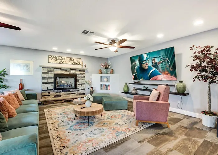 5Bdrm Lux Estate- Heated Pool And Neon Arcade Room