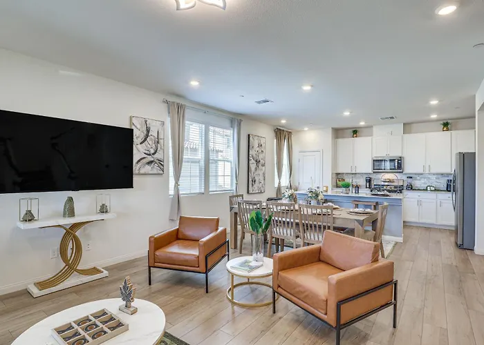 Quick Access To The Las Vegas Strip! Spacious Home