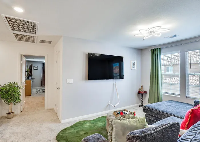 Quick Access To The Las Vegas Strip! Spacious Home